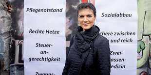 Sahra Wagenknecht, Fraktionsvorsitzende von Die Linke im Bundestag, steht bei einer Kundgebung der Aufstehen-Bewegung auf dem Pariser Platz vor der «Mauer der sozialen Spaltung»