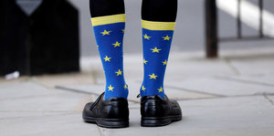 Blaue Socken mit gelben Sternen trägt ein Pro-EU-Demonstrant in London