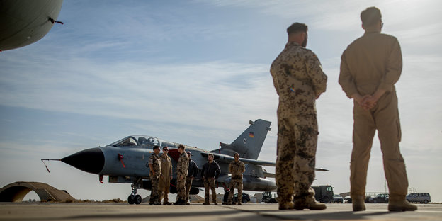 Bundeswehrsoldaten stehen vor einem Tornado-Jet