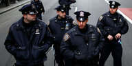 Vier New Yorker Polizisten stehen auf einer Straße