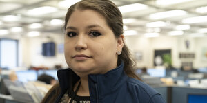 Die Polizistin Rebecca Shutt steht in einem Büro des New York Police Department Die Polizistin Rebecca Shutt steht in einem Büro des New York Police Department