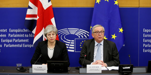 Großbritanniens Regierungschefin Theresa May und EU-Kommissionspräsident Jean-Claude Juncker am Montag in Straßburg