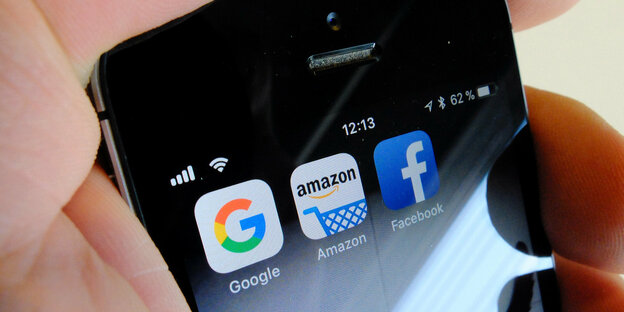 Ein Smartphone mit den Apps von Google, Amazon und Facebook