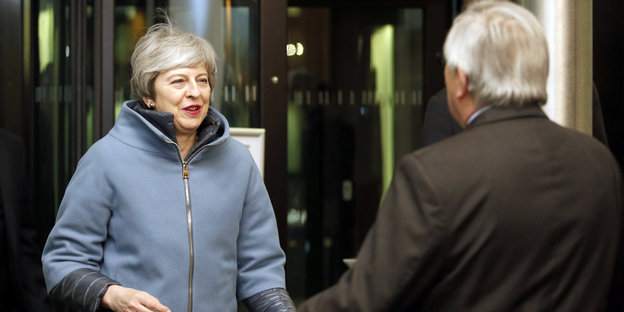 Theresa May und Jean-Claude Juncker laufen aufeinander zu