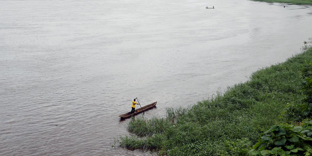 Blick auf den Kongo-Fluss. Ein Mann rudert sein Boot darüber