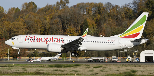 Eine Boeing 737 Max 8 mit dem Emblem der Ethiopian Airlines steht auf einem Flugfeld