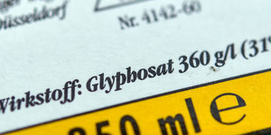 Etikett eines Unkrautvernichtungsmittels, das Glyphosat enthält
