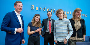 Luisa Neubauer und Jakob Blasel von Fridays for Future stehen neben Eckart von Hirschhausen, Volker Quaschning und Maja Göpel