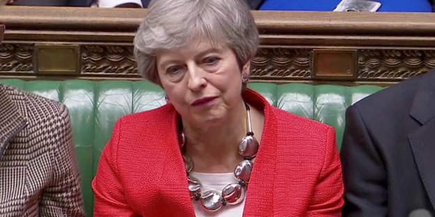 Die britische Ministerin Theresa May sitzt im Unterhaus und guckt enttäuscht