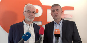 Thomas Seibert und Jörg Brase während ihrer Pressekonferenz in Istanbul