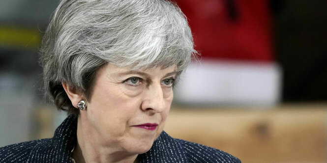 Theresa May guckt streng