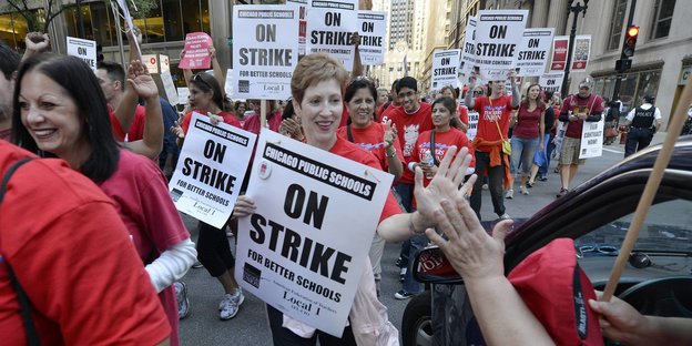 In roten Gewerkschafts-T-Shirts demonstrieren Lehrerinnen in Chicago