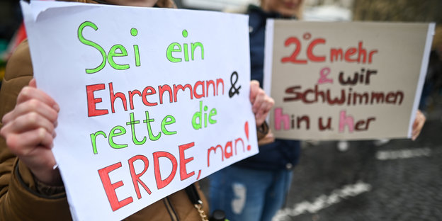 Ein Schild auf einer Schülerdemo mit der Aufschrift: "Sei ein Ehrenmann, rette die Erde, man!"