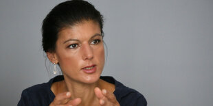 Sahra Wagenknecht gestikuliert