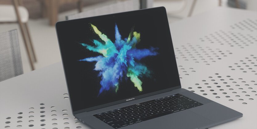 Auf dem Bildschirm eines Laptops sieht man eine bunte Wolke explodieren