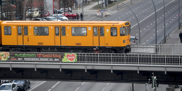 Eine Bahn der BVG fährt über die Oberbaumbrücke