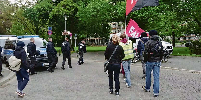 Ausschnitt aus dem taz-Video: Polizist packt einen Demonstranten