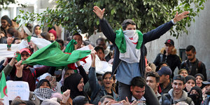 Demonstranten mit algerischer Flagge.