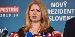 Zuzana Caputova bei einer Pressekonferenz