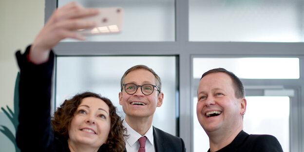 Ramona Pop und Michael Müller und Klaus Lederer machen am Rande der Pressekonferenz zur Halbzeit von Rot-Rot-Grün ein Selfie
