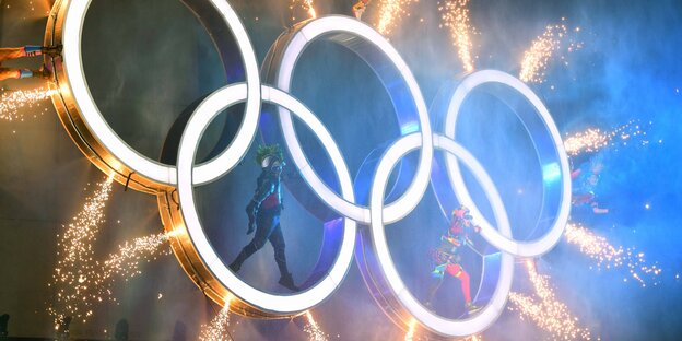 Brennende Olympische Ringe bei der Eröffnungszeremonie in Buenos Aires