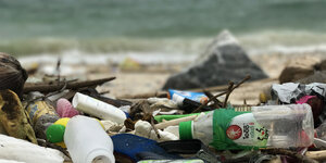 Plastikflaschen am Strand