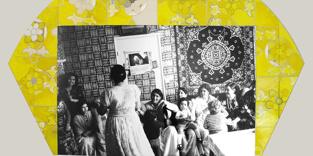 Schwarz-Weiß-Fotografie von Frauen vor einem geometrischen, grau-gelben Hintergrund
