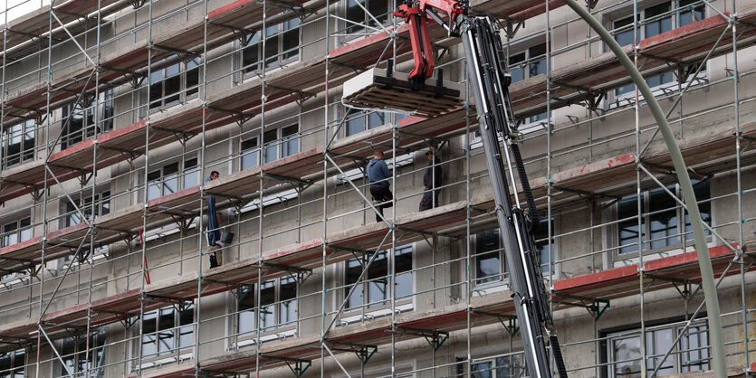 Ein Baustellengerüst an einem Rohbau