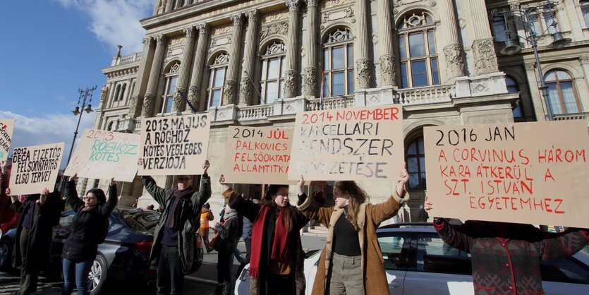 Demonstranten halten Plakate hoch