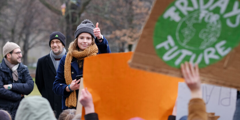 Eine junge Frau, Luisa Neubauer, und andere