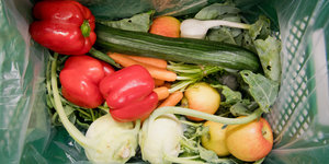 Obst und Gemüse in einem Plastikbeutel