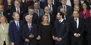 Gruppenfoto mit den PolitikerInnen der Geberkonferenz