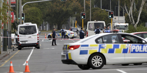 Polizeiautos und Absperrungen auf einer Straße in Christchurch Polizeiautos und Absperrungen auf einer Straße in Christchurch