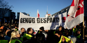 Streikende Arbeitnehmer der Berliner Verkehrsbetriebe (BVG) und ihrer Tochtergesellschaft Berlin Transport haben sich für eine Kundgebung vor der BVG Zentrale versammelt.