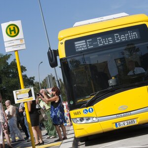 Ein E-Bus hält an einer Haltestelle Ein E-Bus hält an einer Haltestelle