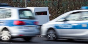 Zwei Polizeiwagen auf Fahrt in Berlin