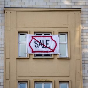 Transparent mit dem durchgestrichenen Wort SALE an einer Gebäudefassade in der Karl-Marx-Allee Transparent mit dem durchgestrichenen Wort SALE an einer Gebäudefassade in der Karl-Marx-Allee