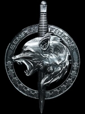 Kopf eines Wolfes mit gefletschten Zähnen, dahinter ein Schwert Kopf eines Wolfes mit gefletschten Zähnen, dahinter ein Schwert