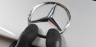 Zwei Finger und ein Mercedes-Stern