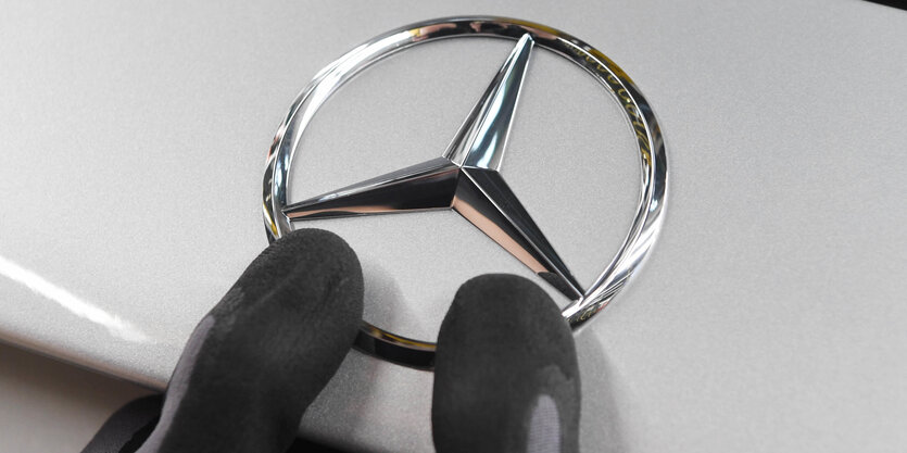 Zwei Finger und ein Mercedes-Stern