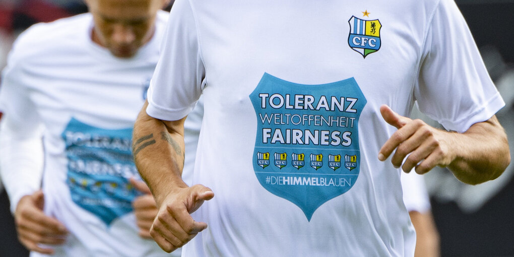 Zwei Männer mit T-Shirts vom Chemnitzer FC