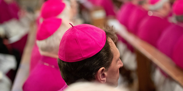 Bischöfe mit pinkem Zucchetto auf den Köpfen