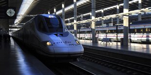 Renfe-zug in leerem Bahnhof