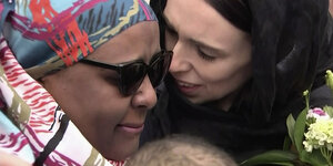Neuseelands Premierministerin Jacinda Ardern umarmt eine Frau