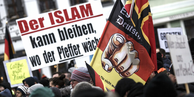 Teilnehmer einer Demonstration des Bürgervereins «Zukunft Heimat» gegen Flüchtlinge tragen ein Transparent mit der Aufschrift «Der Islam kann bleiben, wo der Pfeffer wächst!", die in Cottbus, Brandenburg stattfand.