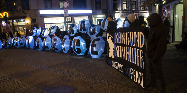 Demonstranten am Freitag Abend im Bremer Viertel.