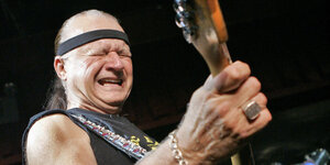 Ein Mann, Dick Dale, spielt Gitarre