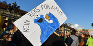 Ein Demoschild, darauf das Krümelmonster mit der Aufschrift: Kein Keks für Nazis