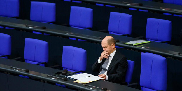 Olaf Scholz (SPD), Bundesfinanzminister, sitzt in der Regierungsbank des Bundestages