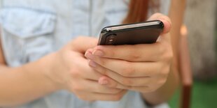 Zwei Hände halten ein Smartphone